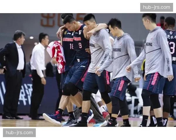 非自然扩大防守面积成判罚依据，B席手臂位置成关键争议